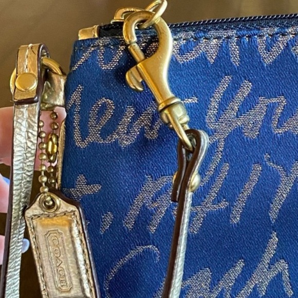 COACH 1941 NEW YORK LOVE HEART WRISTLET NAVY & GOLD METALLIC - Picture 5 of 5